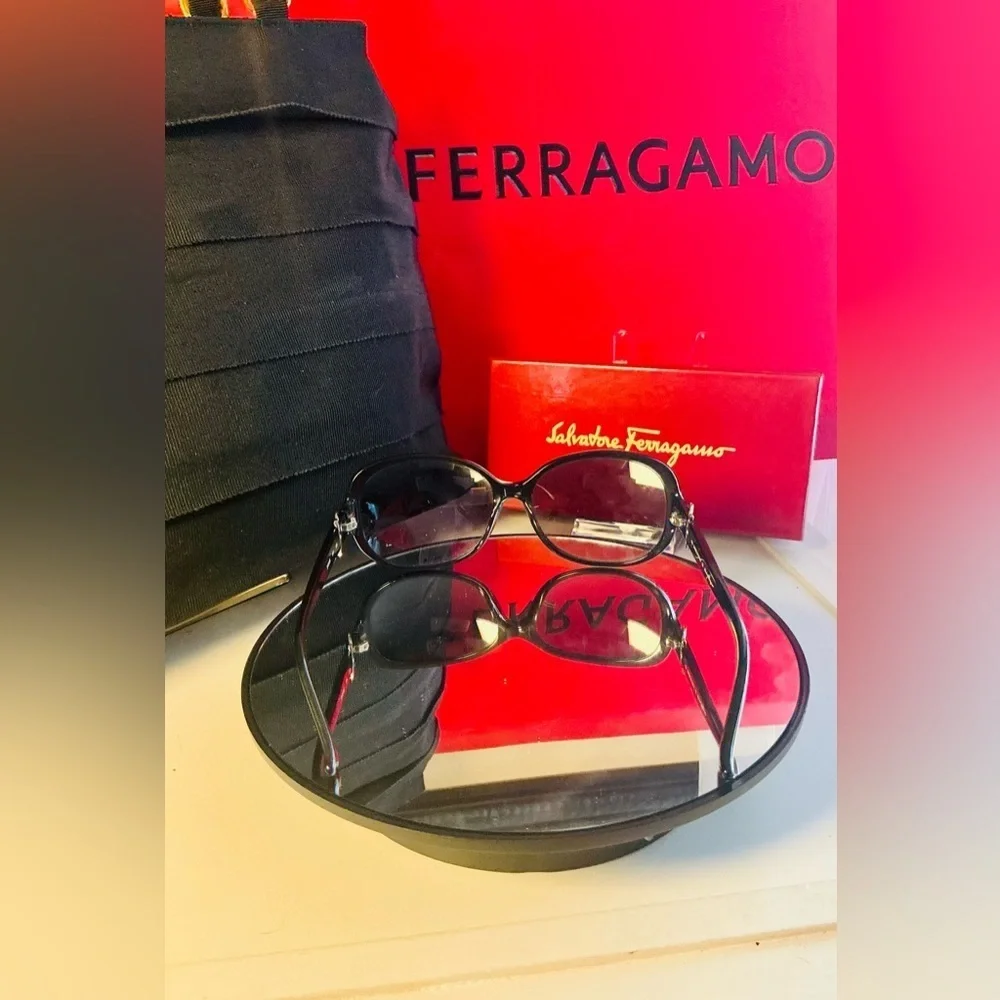 SALVATORE FERRAGAMO SUNGLASSES BLACK OVAL